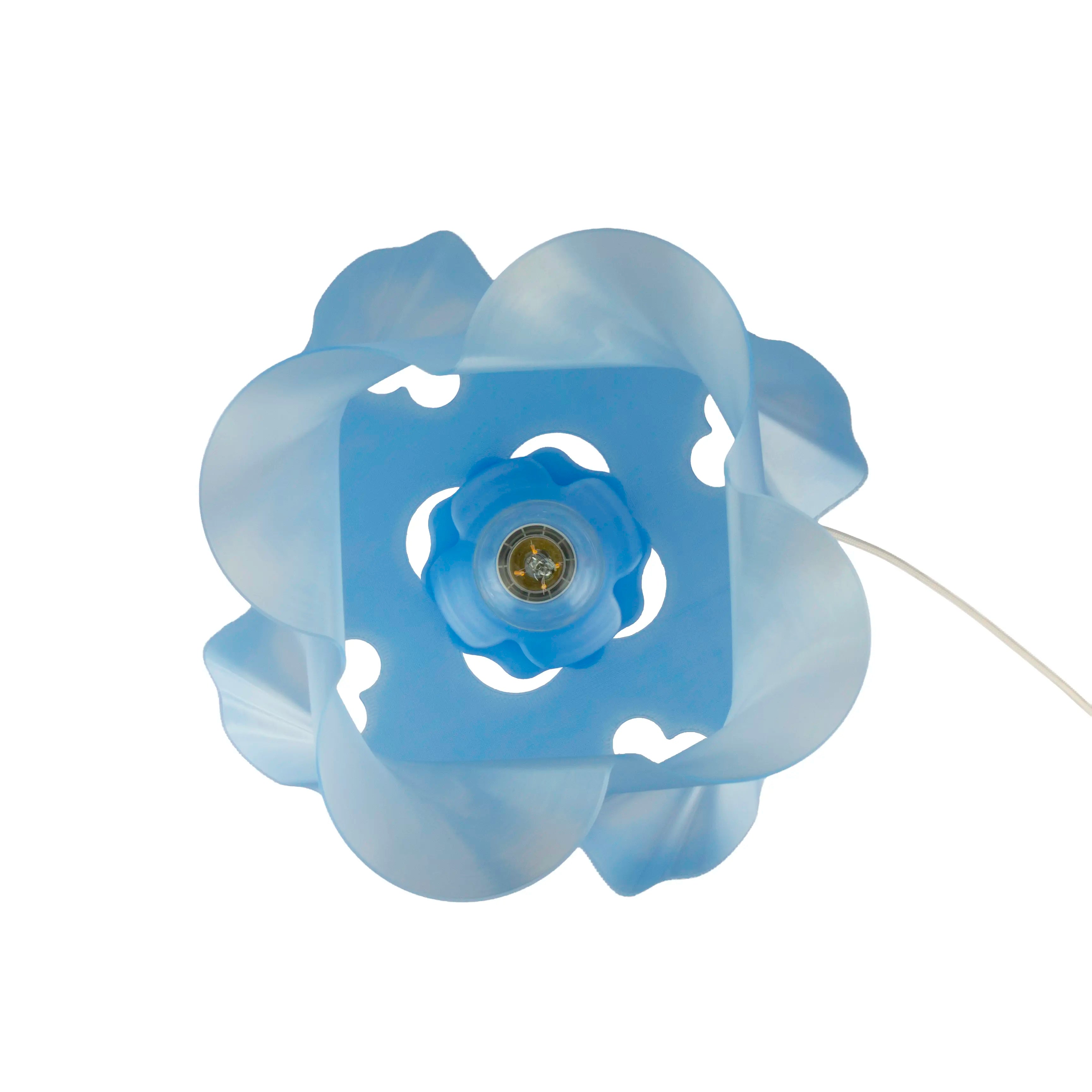 Lampe bleue allumée dans un salon contemporain — luminaire à poser made in France — LUMY PARIS
