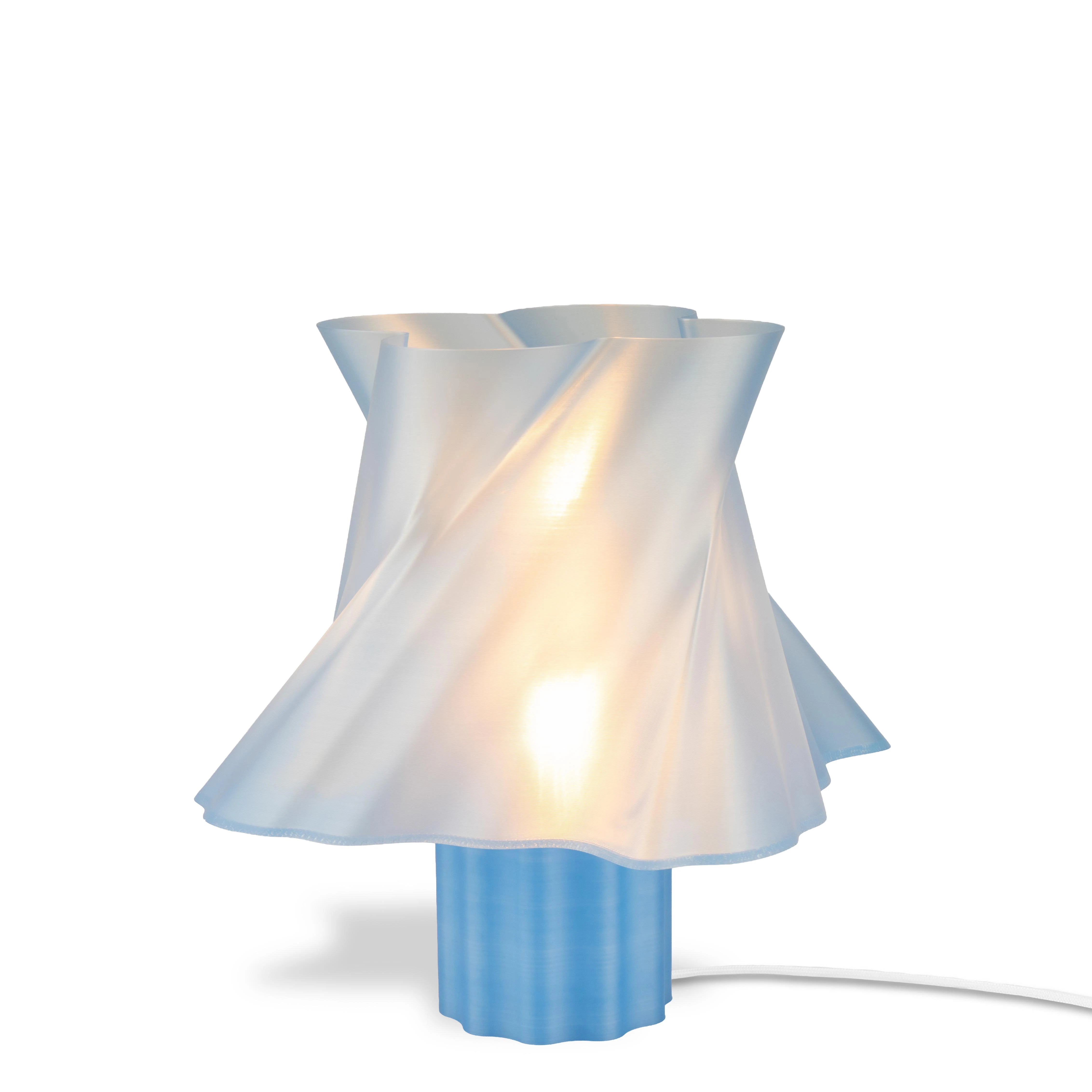 Lampe bleue design vue trois-quarts, diffuseur torsadé — lampe de table made in France — LUMY PARIS