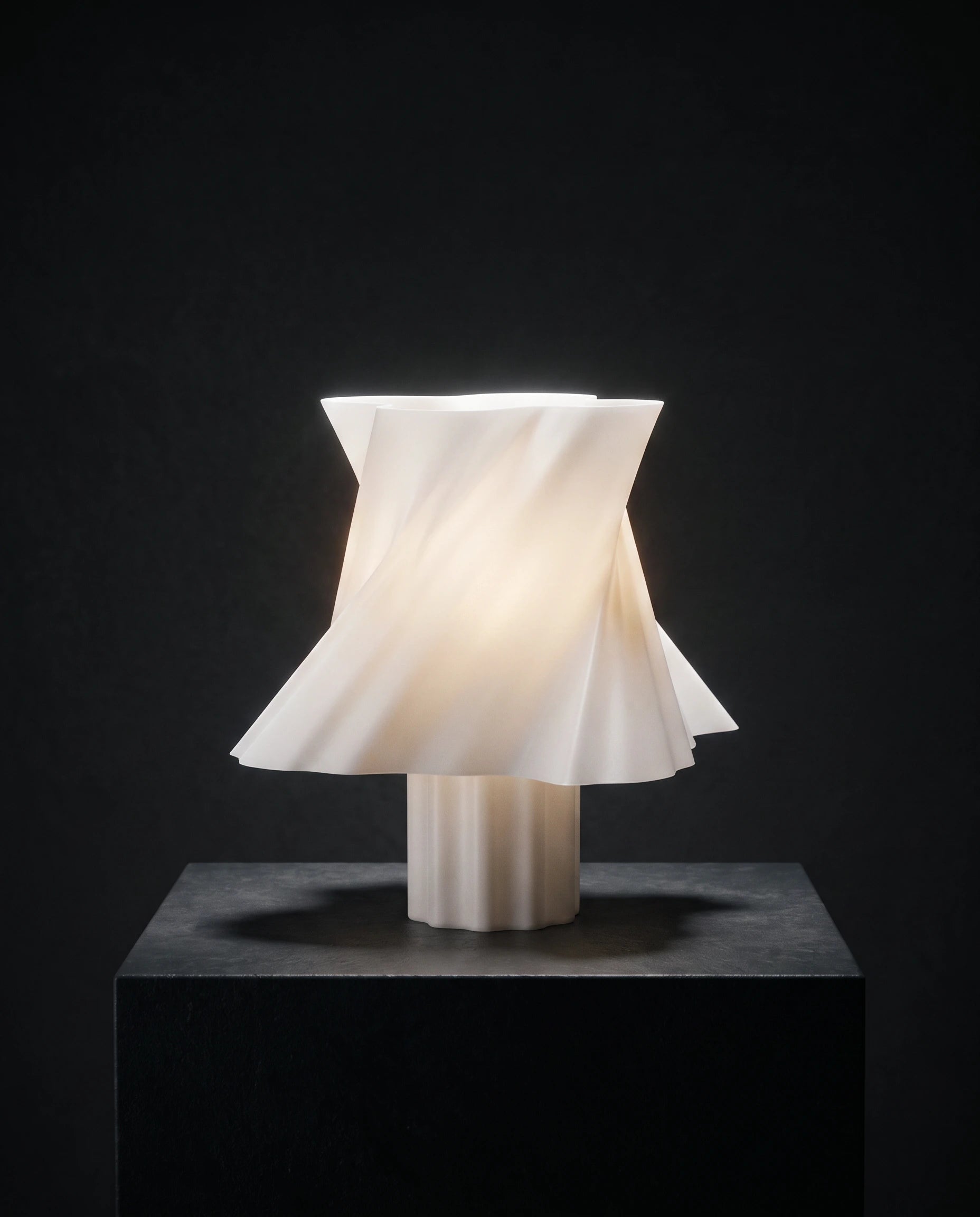 Lampe Cloud Dancer blanche allumée sur fond noir — abat-jour plissé lumineux contemporain — LUMY PARIS