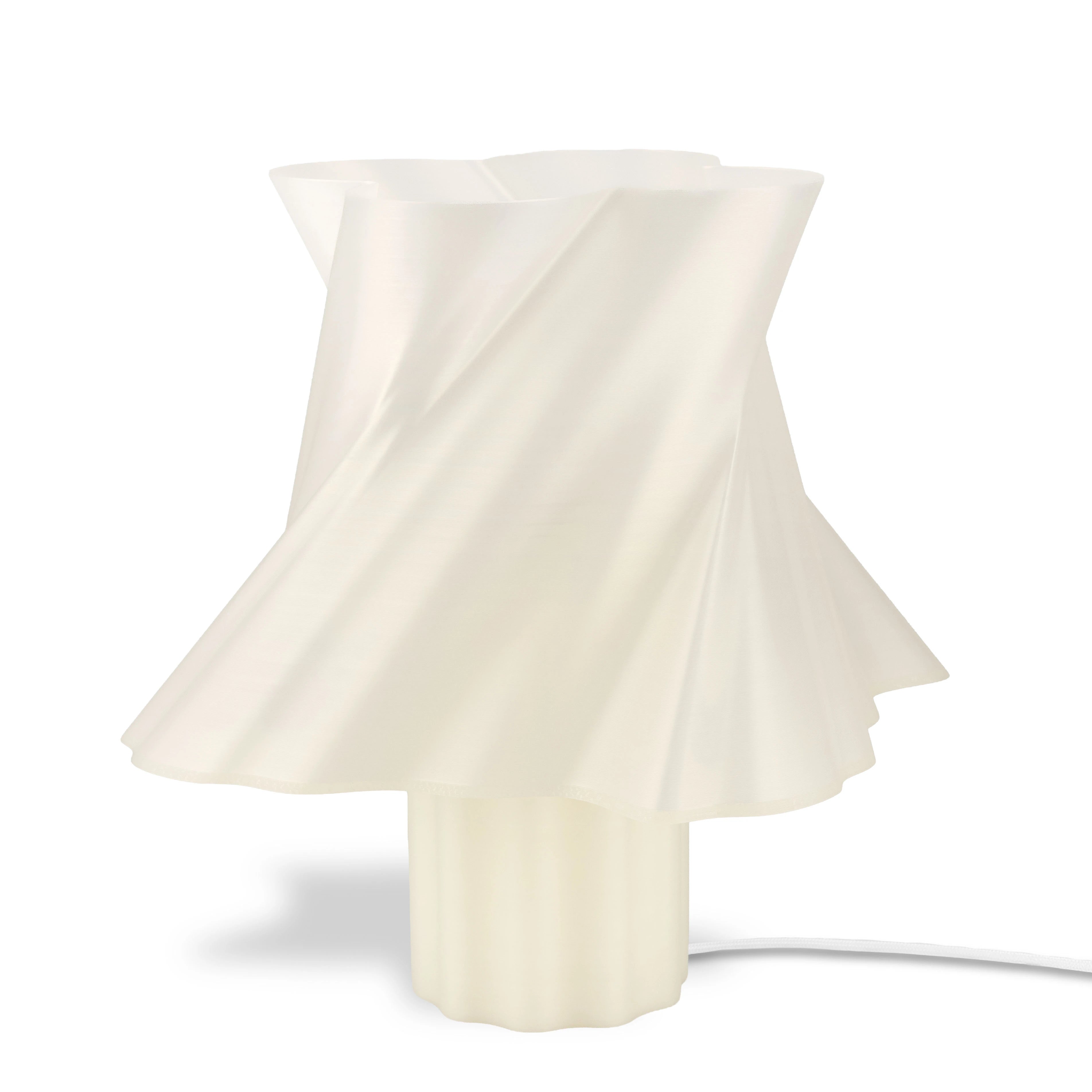 Grande lampe Cloud Dancer beige satiné dans un intérieur — luminaire made in France — LUMY PARIS