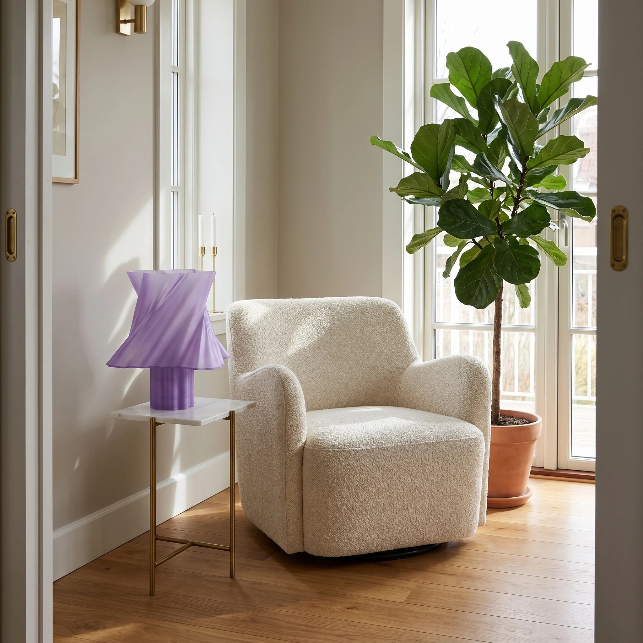 Lampe violette aubergine design éteinte — luminaire à poser made in France — LUMY PARIS