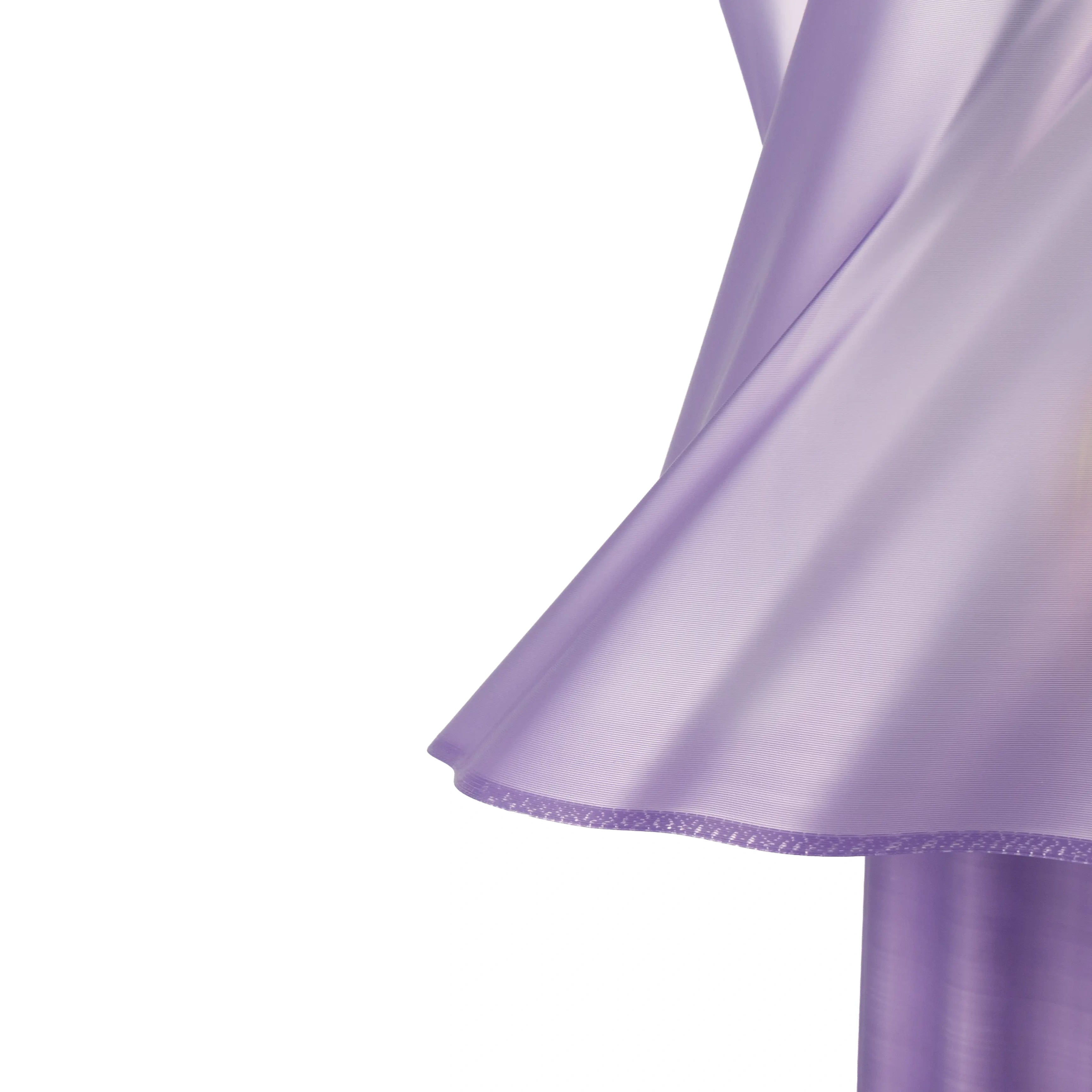 Lampe violette mauve design vue de trois-quarts sur fond blanc — luminaire made in France — LUMY PARIS