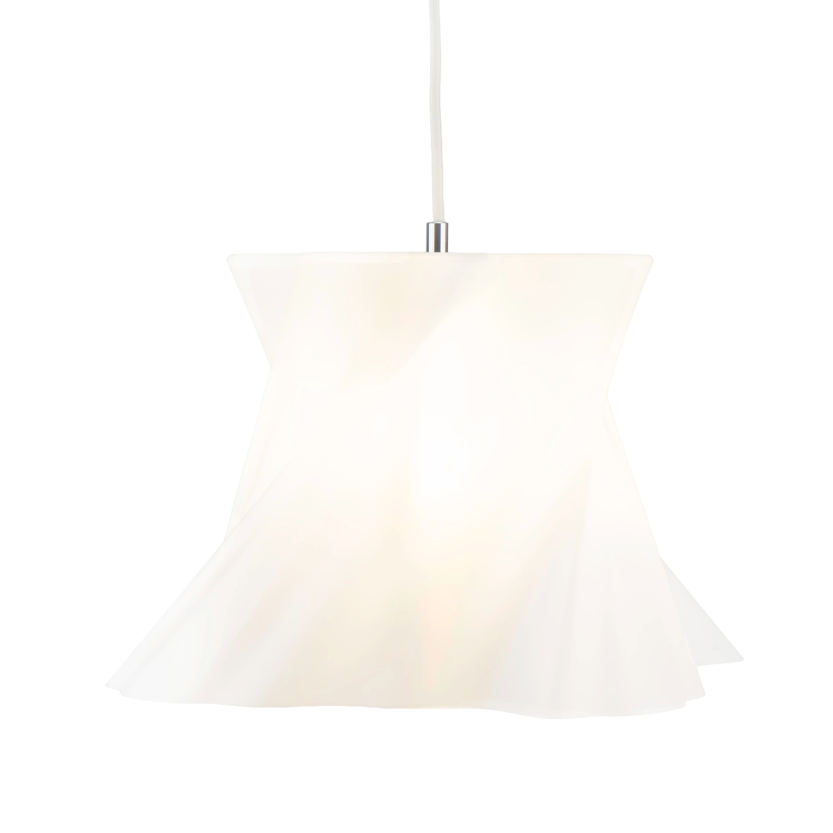 Grande suspension blanche vue de trois-quarts sur fond blanc — lustre made in France — LUMY PARIS
