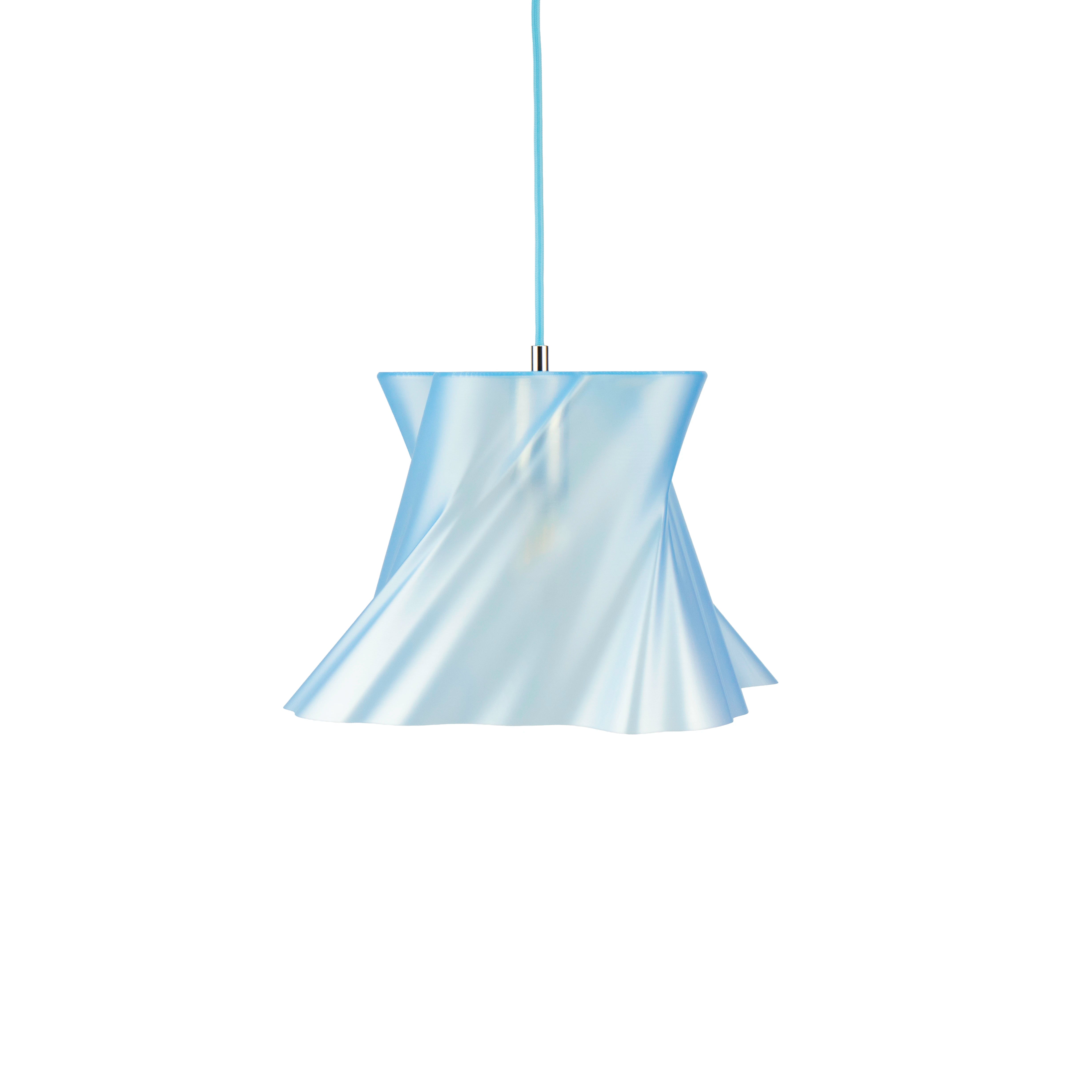 Petite suspension bleue design sur fond blanc — lustre made in France — LUMY PARIS