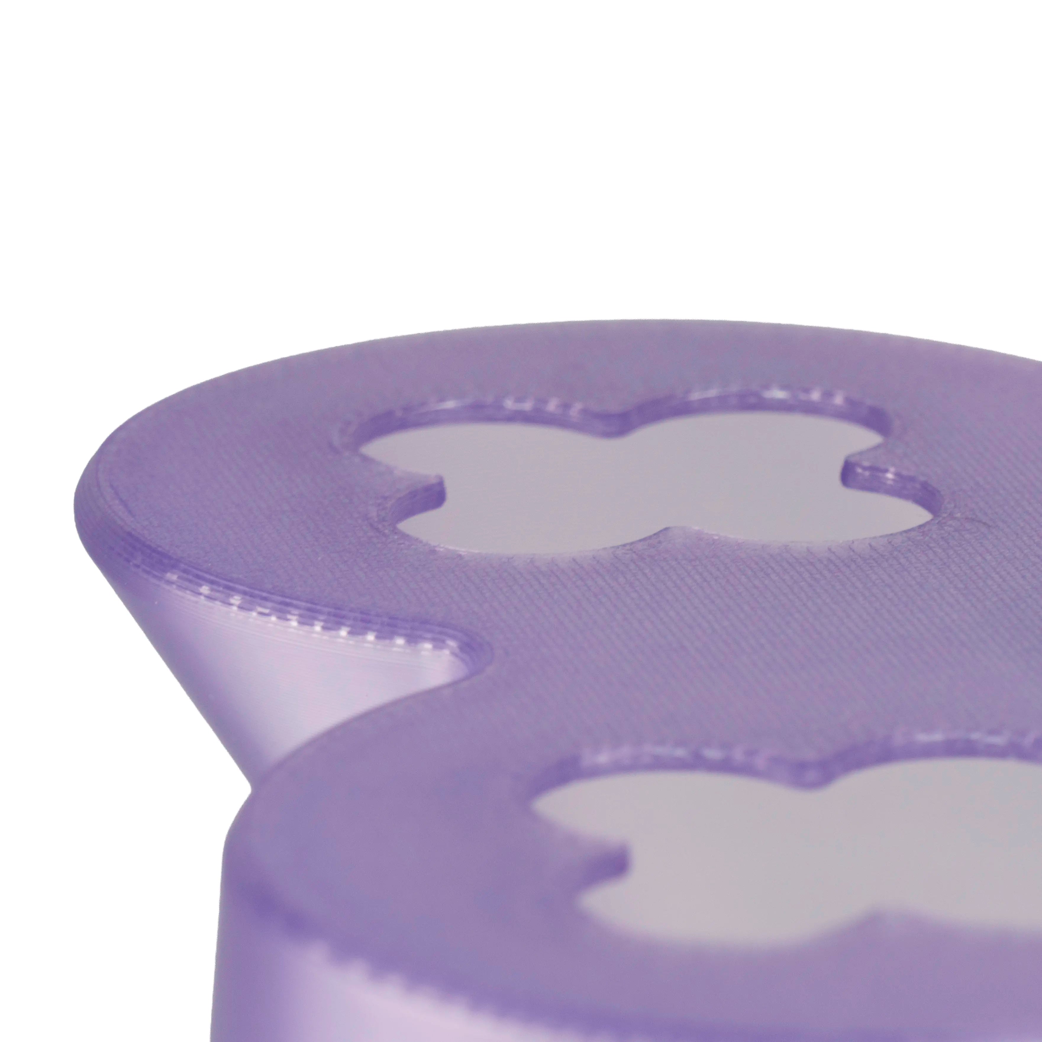 Suspension violette vue de trois-quarts sur fond blanc — lustre contemporain made in France — LUMY PARIS