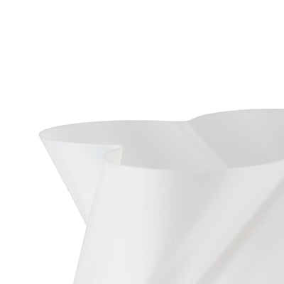 Gros plan sur le diffuseur torsadé de la lampe blanche — détail texture PLA biosourcé — LUMY PARIS