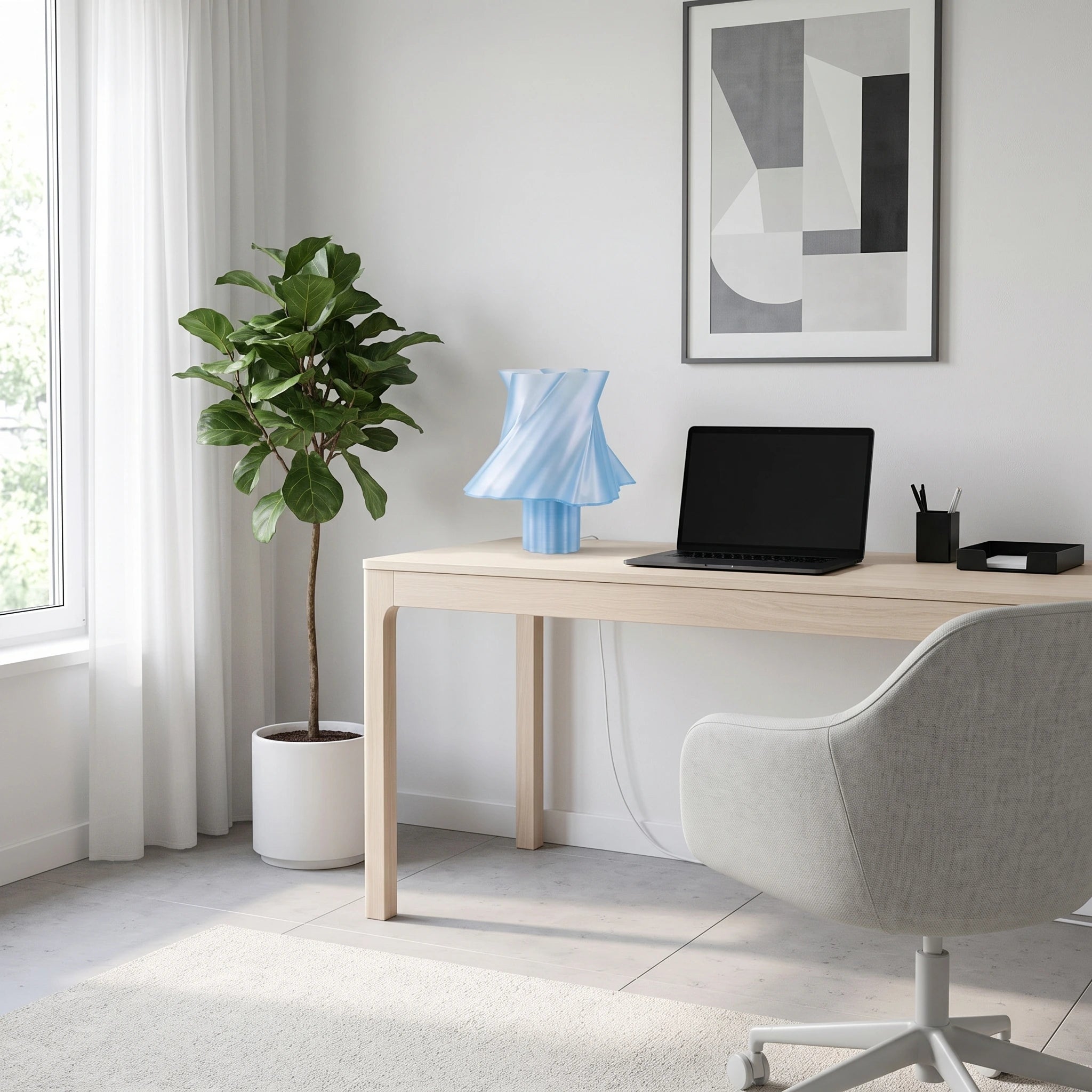 Lampe bleue design posée sur un bureau, fond lumineux extérieur — lampe de bureau made in France — LUMY PARIS