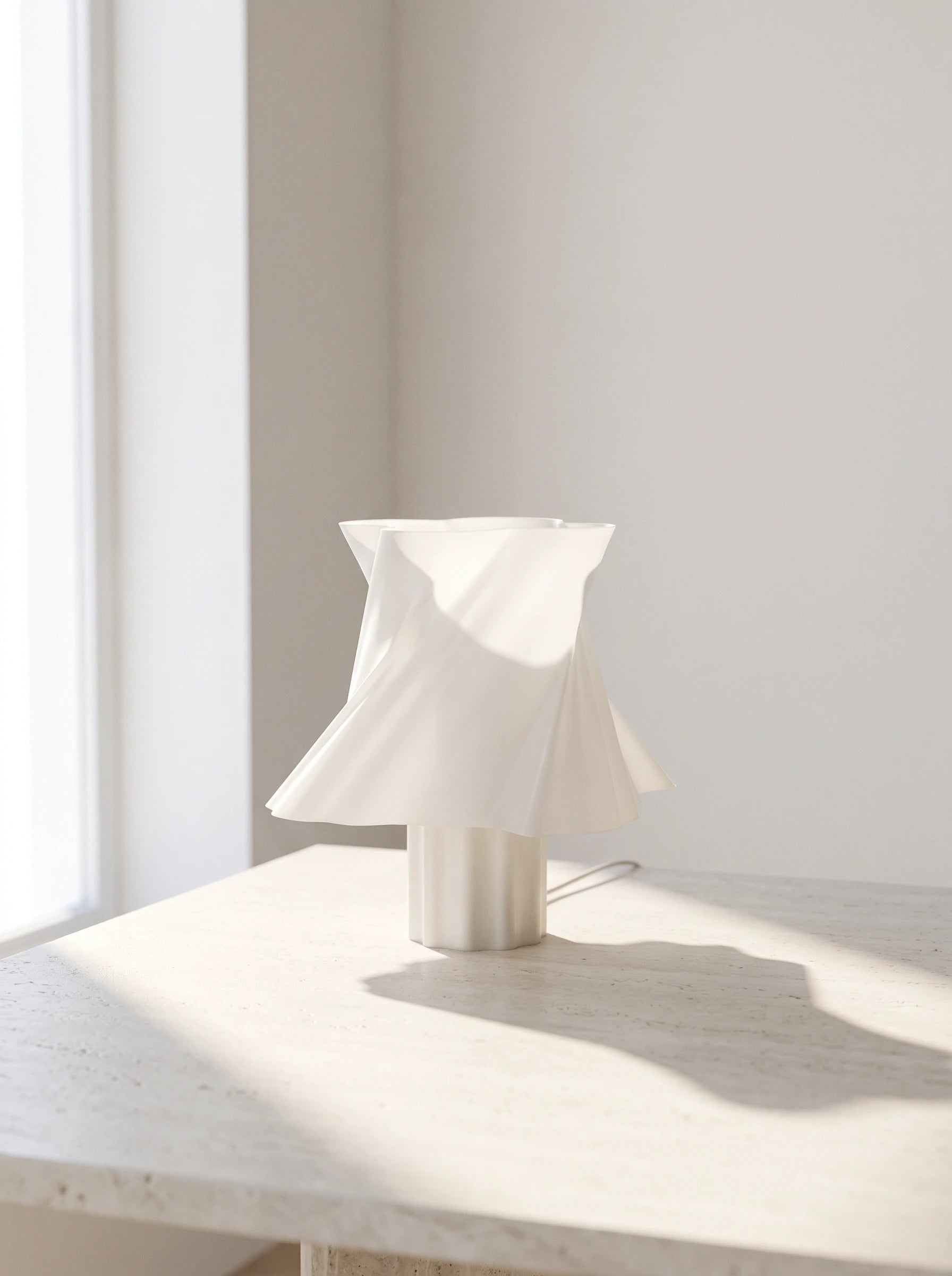Lampe Cloud Dancer blanche éteinte sur surface béton — lumière rasante graphique contemporain — LUMY PARIS