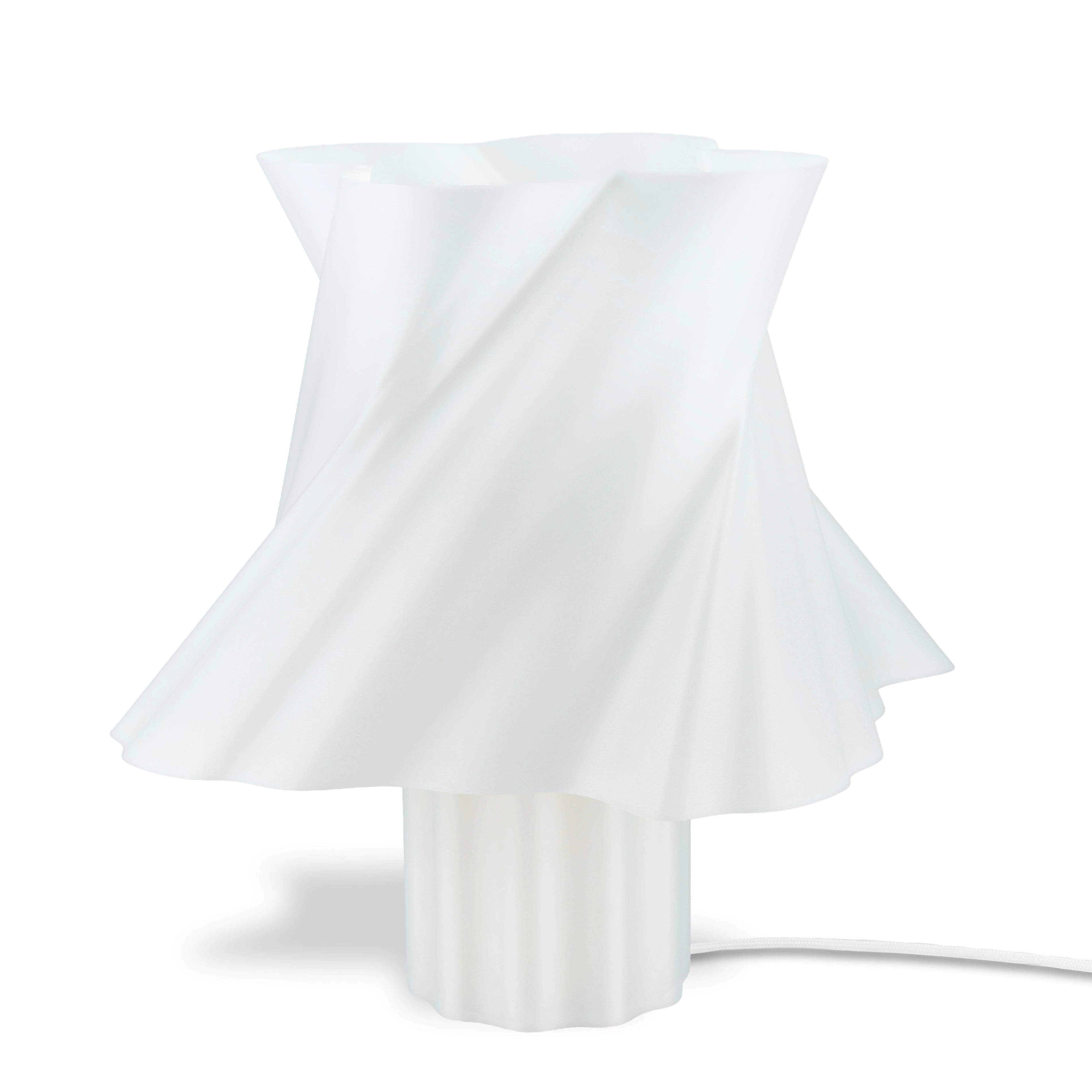 Lampe à poser Cloud Dancer blanche grande taille allumée sur fond blanc — abat-jour torsadé lumineux — LUMY PARIS