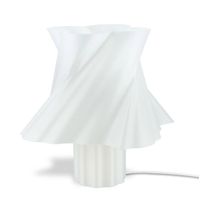 Lampe à poser Cloud Dancer blanche grande taille allumée sur fond blanc — abat-jour torsadé lumineux — LUMY PARIS
