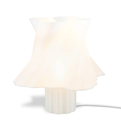 Lampe Cloud Dancer blanche grande taille éteinte — texture torsadée abat-jour design sur fond blanc — LUMY PARIS