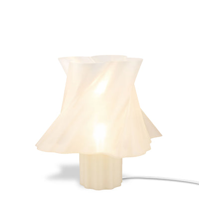 Lampe Cloud Dancer blanche taille moyenne posée en intérieur — luminaire design contemporain — LUMY PARIS