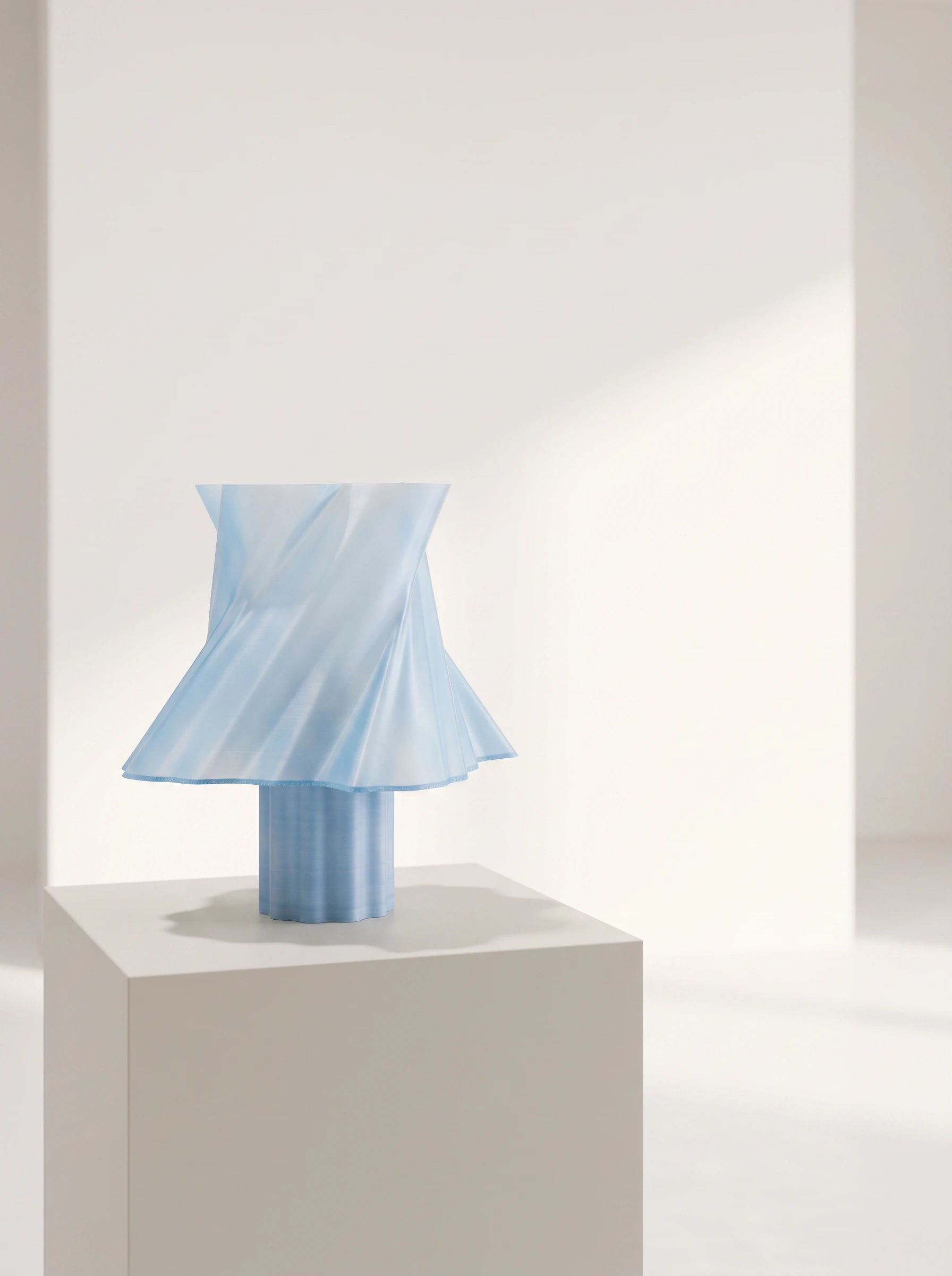 Lampe Cloud Dancer coloris bleu ciel éteinte vue de face — packshot studio — LUMY PARIS