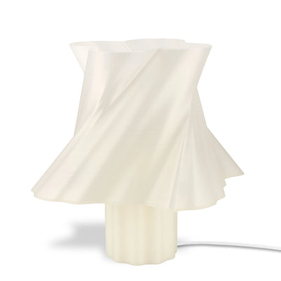 Grande lampe Cloud Dancer beige satiné dans un intérieur — luminaire made in France — LUMY PARIS