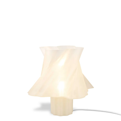 Lampe Cloud Dancer blanc satiné dans un intérieur aux tons naturels — luminaire design — LUMY PARIS