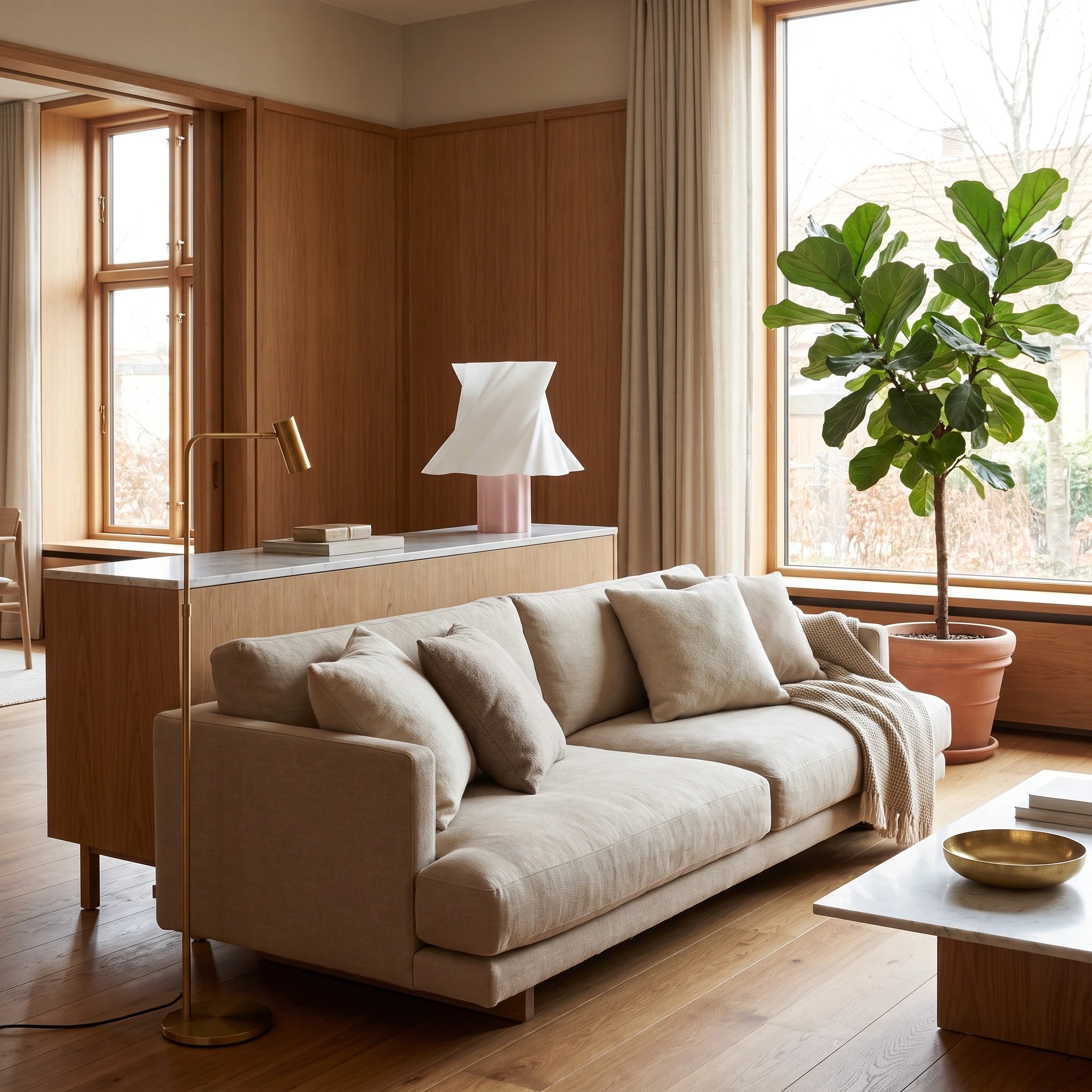 Lampe Cloud Dancer coloris rose sur buffet marbre blanc — salon luxueux lumière naturelle — LUMY PARIS