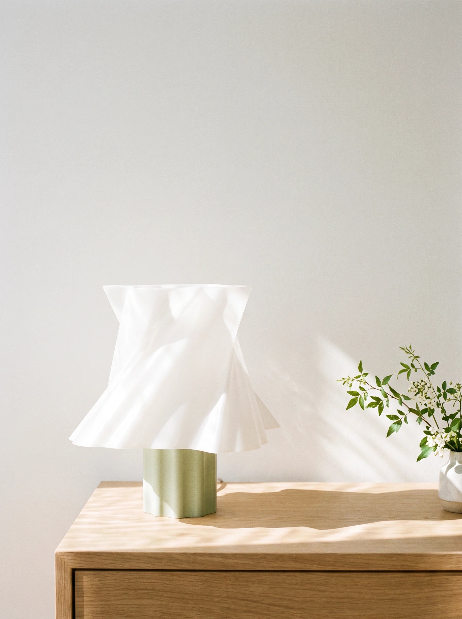 Lampe de chevet Cloud Dancer bicolore vert et blanc sur commode avec branche fleurie — LUMY PARIS