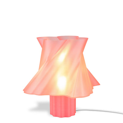 Lampe rose nude moyenne taille dans un intérieur — luminaire made in France — LUMY PARIS