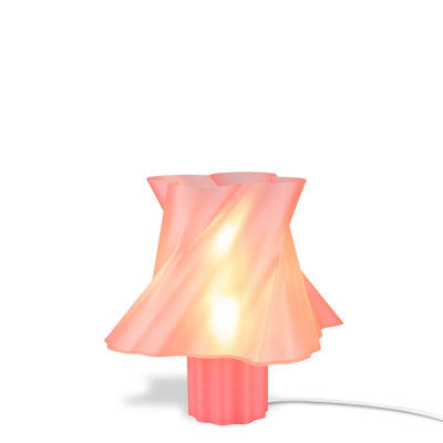 Lampe rose nude design vue de trois-quarts sur fond blanc — luminaire made in France — LUMY PARIS