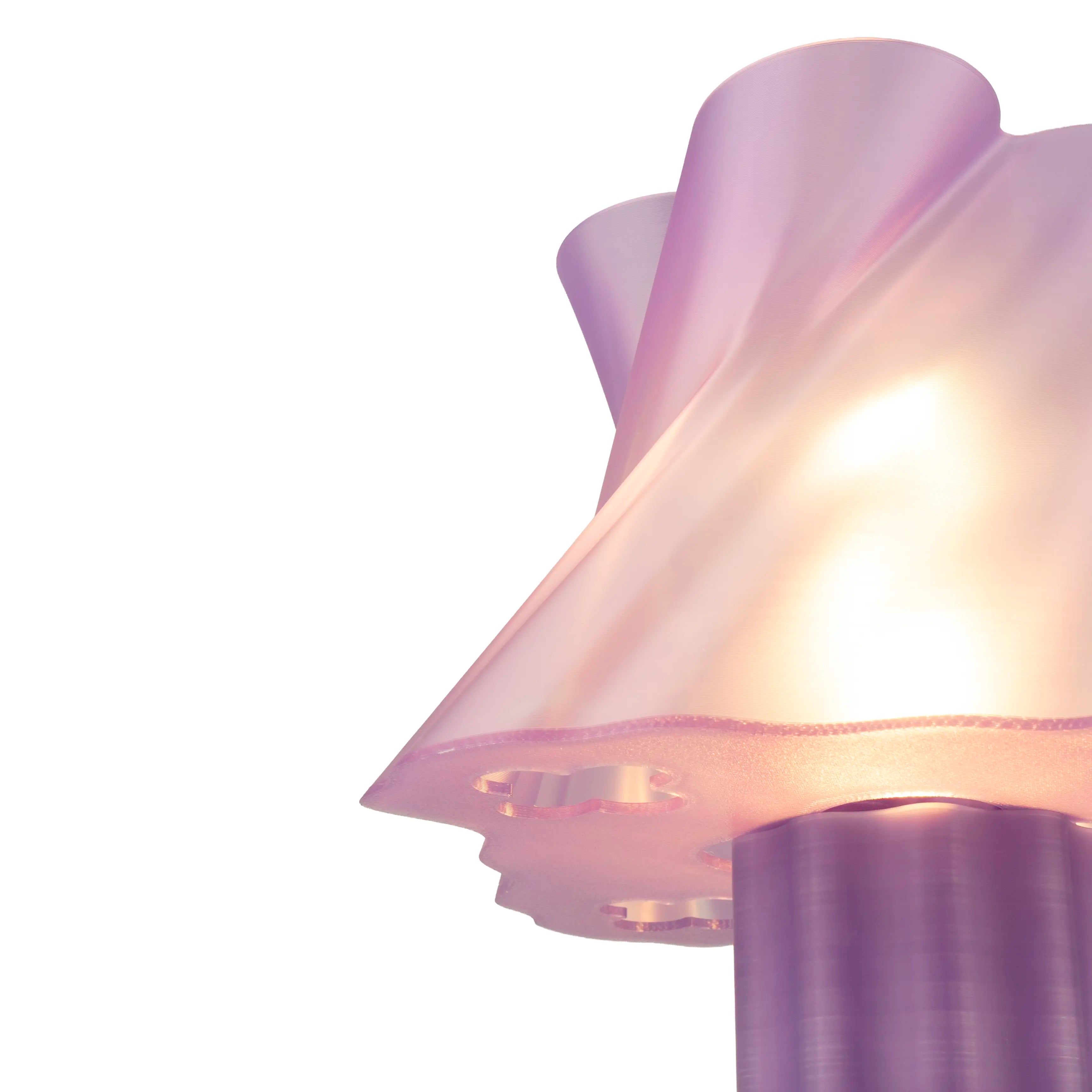 Lampe violette aubergine créant une ambiance élégante dans un intérieur — LUMY PARIS