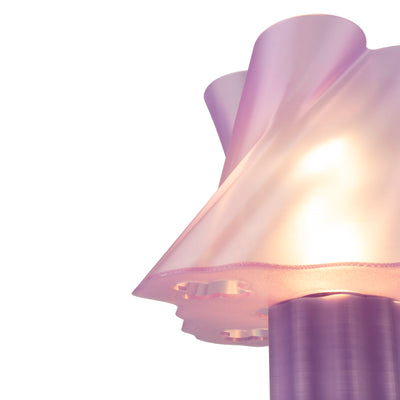 Lampe violette aubergine créant une ambiance élégante dans un intérieur — LUMY PARIS