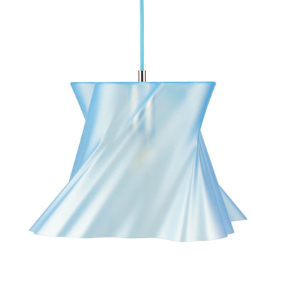 Grande suspension bleue design sur fond blanc — lustre made in France — LUMY PARIS